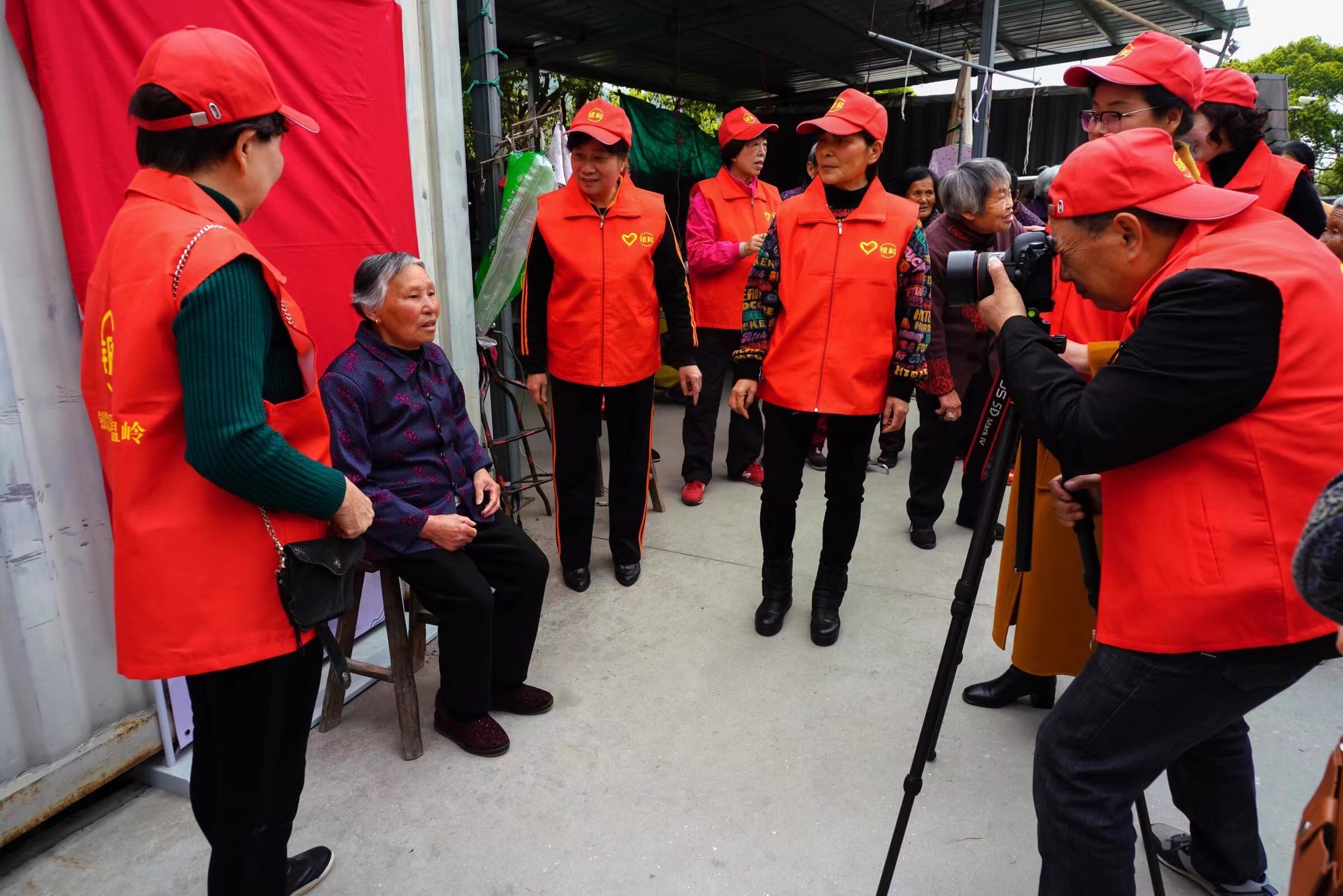 “银和”志愿者给太平街道小南门村集中安置点老人拍幸福照