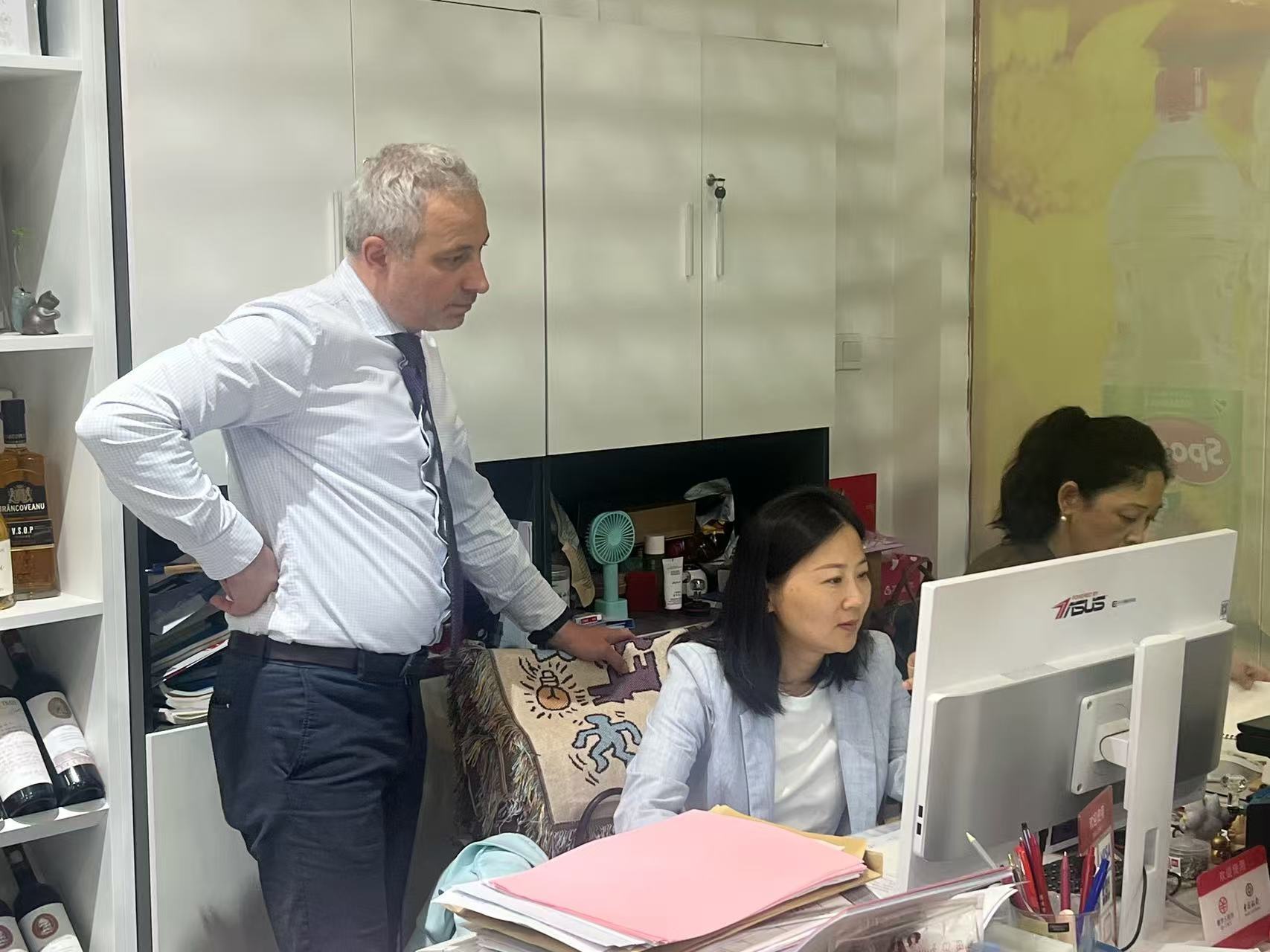 方瑜（中）与客商交流