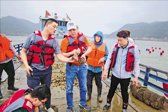 浙江万里学院的师生在捕捞渔船上。