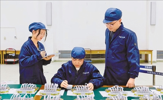 飞行件交付前，宁波大学学生进行状态再确认。