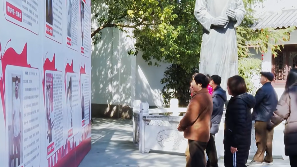 市民参观好人墙