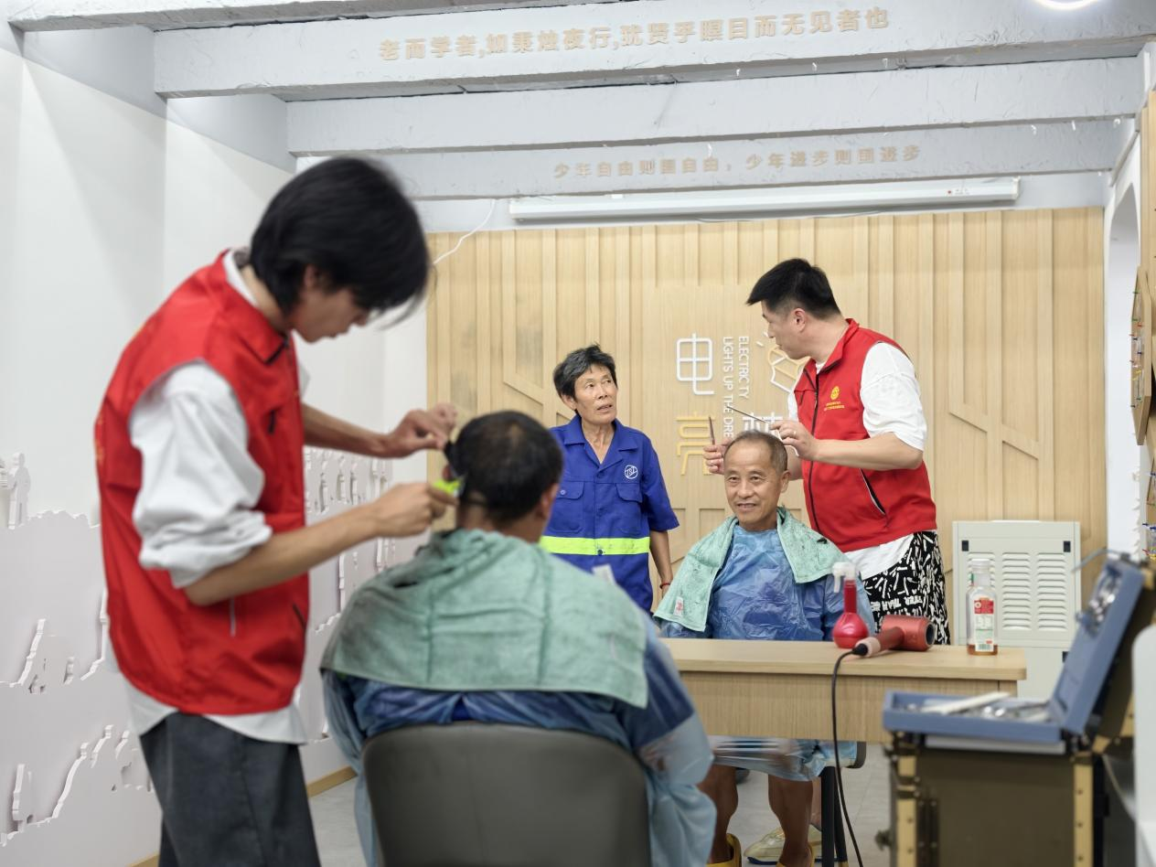 夏送清凉，瓯海供电为户外劳动者撑起“遮阳伞” - 配图3